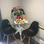 Tudor Guest בית הארחה בנראטי
