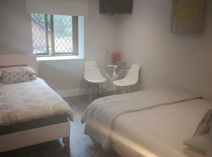 Tudor Guest 번래티